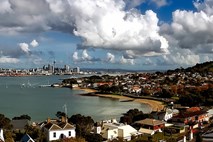 Nova Zelandija tujcem prepovedala nakupe stanovanjskih nepremičnin