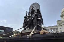 #video V Arkansasu s kipom satanističnega božanstva za ločitev države in cerkve