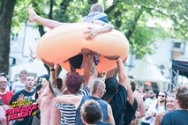 Festival Punk Rock Holiday: Nenavadna mešanica tetovaž, hitrih kitarskih ritmov in napihljivih plavajočih živali