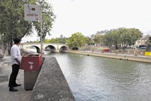 Pisoarji z razgledom na pariške znamenitosti