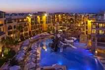 Po nenavadni smrti britanskega para v egiptovski Hurgadi iz hotela evakuirali goste