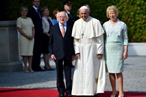 #foto Papež izrazil sram in trpljenje zaradi spolnih zlorab na Irskem  