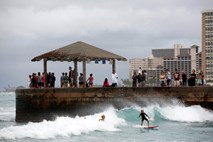 Havajski deskarji kljub prepovedim ob bližajočem se orkanu zajahali valove