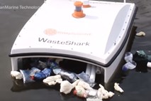 #video Vodni brezpilotnik, ki iz vode pobira smeti