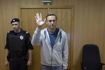 Navalni znova za zapahe