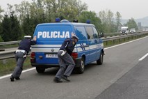 Kranjskim policistom odpovedi zaradi neprimernega ravnanja med nočno patruljo