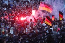 V Chemnitzu v spopadih med skrajnimi desničarji in levičarji več ranjenih 