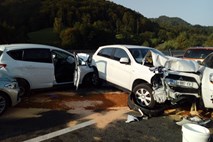 #foto Dve nesreči, dvanajst vozil, dva lažje ranjena