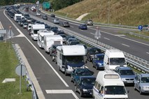 Zaradi nesreče daljši zastoj na primorski avtocesti pri Razdrtem proti Ljubljani