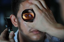 S pregledom oči bi lahko v prihodnosti napovedali Alzheimerjevo bolezen
