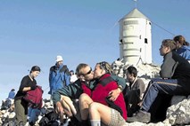 Simbolu slovenstva na vrhu Triglava so najbolj škodovali  strele in nespoštljivi obiskovalci