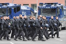 Nemška policista sta se napila, nato pa nacistično salutirala in vpila rasistična gesla  