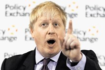 Hudi razkoli v obeh največjih britanskih strankah, Johnson raztrgal vizijo Mayeve