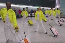 #video Letališki delavci so se s plesom poklonili spominu na Freddieja Mercuryja  