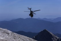 V strmoglavljenju helikopterja v Nepalu šest mrtvih, ena od potnic preživela