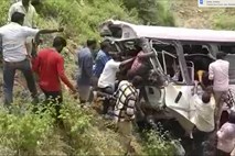 V nesreči prenatrpanega avtobusa v Indiji več deset mrtvih