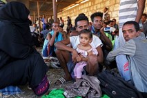 V brodolomu blizu Libije umrlo več kot sto migrantov