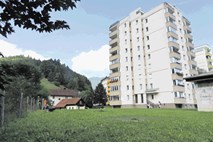 Ne starejši, stanovalce naselja v Železnikih moti neustrezen prostor za gradnjo doma starejših
