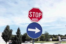 Stop, ne uničujte prometnih znakov!
