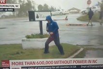 #video Pretiravanje meteorologa, ki ga »premika« veter, postalo viralno