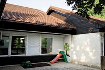 Reportaža: Poškodovani vrtec v Črnomlju je prekrit z novo streho