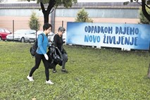 Akcija Očistimo Slovenijo: v Črnučah ob cesti pobirali polomljene dežnike, v grmovju našli sode