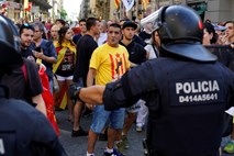 Policija v Kataloniji preprečila spopad med zagovorniki in nasprotniki neodvisnosti 
