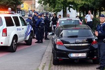 Moški z nožem ranil belgijskega policista