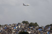 Na indijskem letalu zaradi napake osebja začelo krvaveti več deset potnikov