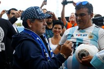 Maradona daroval sto podpisanih žog za žrtve poplav 