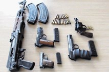 Sarajevska policija pri migrantih odkrila večje količine orožja