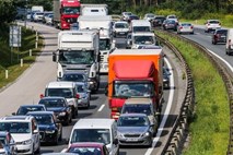 Cestni alarm: Daljši zastoji na cestah proti Kranju in na gorenjski avtocesti