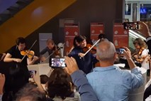 #video Orkester na letališču presenetil s spontanim koncertom