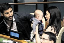 Zakaj političarke v službo nosijo dojenčke?