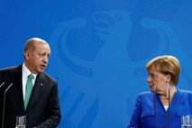 Merklova kritična do Erdogana, a vseh vrat mu ni zaprla