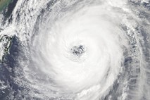 Tajfun Trami potuje proti osrednji Japonski, oblasti priporočile evakuacijo za okoli 1,5 milijona oseb