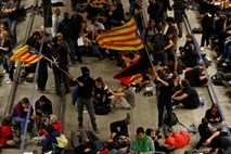 Protestniki v Kataloniji blokirali ceste in železniško progo 