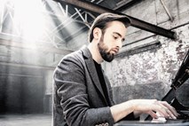 Ruski pianist Daniil Trifonov nocoj v srebrnem abonmaju: zrela pianistična razigranost