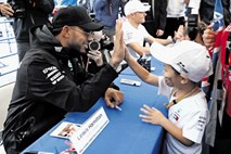 Lewis Hamilton se veseli vožnje po “osmici” v Suzuki
