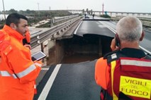 #video Na Sardiniji se je v slabem vremenu zrušil avtocestni most, v poplavah umrla ženska 