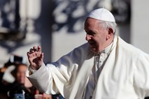 Papež dva čilska škofa razrešil duhovniškega poklica 