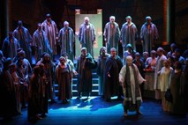 Kritika opere Nabucco v SNG Maribor: Večdesetletno uprizoritveno recikliranje