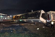 #foto V železniški nesreči na Tajvanu najmanj 22 mrtvih