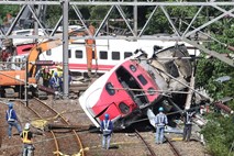 Za železniško nesrečo na Tajvanu naj bi bil kriv strojevodja