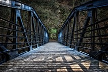 Neznanci v BiH ukradli 30 metrov mostu 