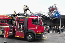 Ljubljanski gasilci z novim vozilom za gašenje in reševanje z višin