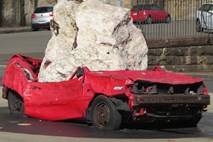 V Breznu v občini Podvelka na vozilo padla večja skala, umrli dve osebi