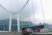 #foto #video Po pretepu potnice in šoferja avtobus z mosta  zgrmel v reko 