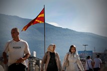 Makedonska vlada sprejela predlog ustavnih amandmajev za spremembo imena