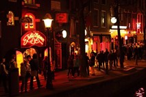 Amsterdamske prostitutke bi lahko delale tudi zunaj rdeče četrti